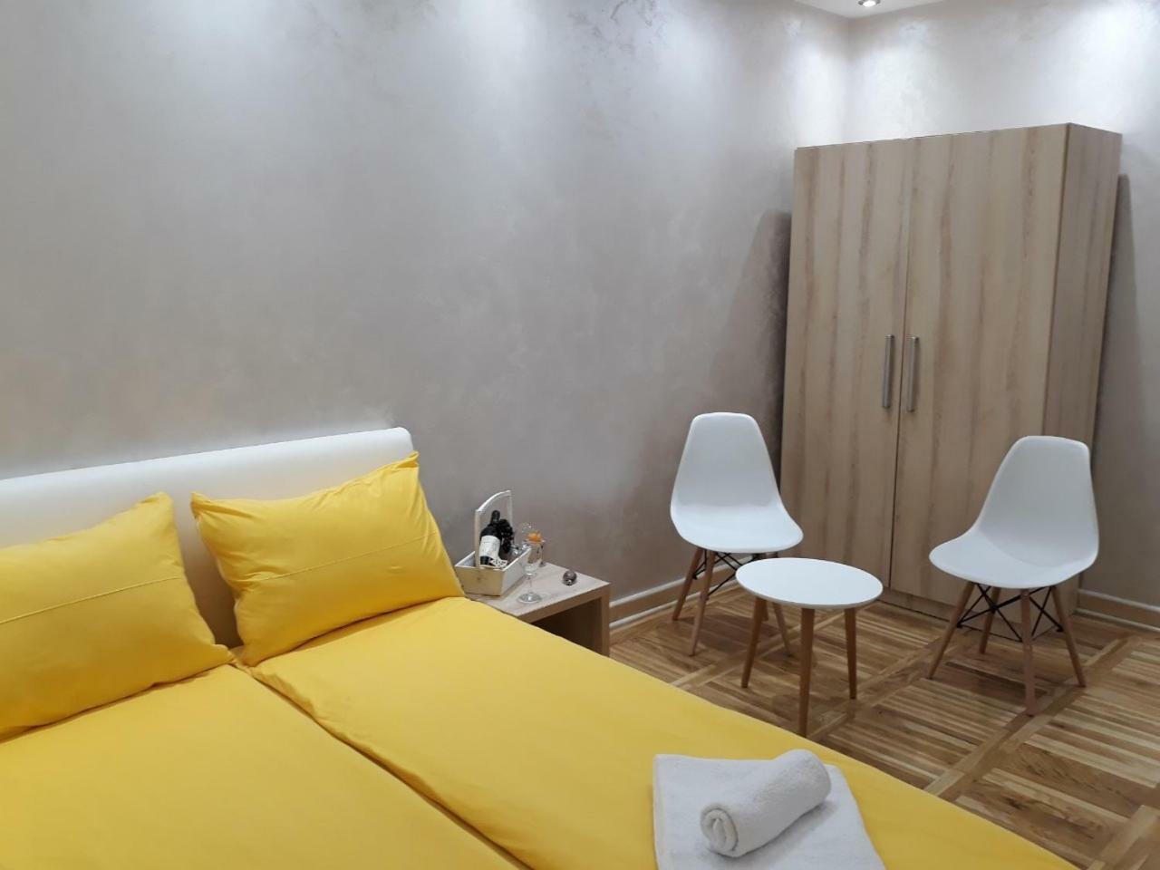 Sweet Yellow Apartment Belgrad Exteriör bild