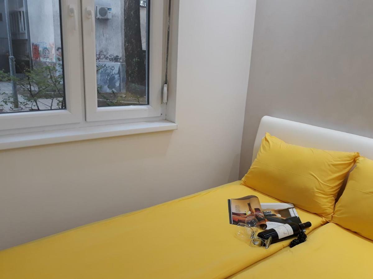 Sweet Yellow Apartment Belgrad Exteriör bild